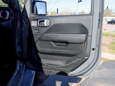 Used 2019 Jeep Wrangler Unlimited Sahara image 34