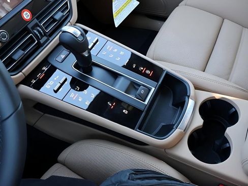 New 2026 Porsche Macan image 25