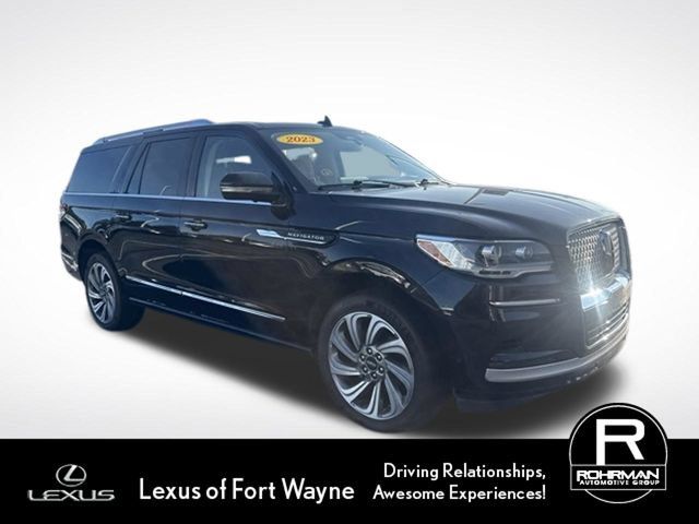 Used 2023 Lincoln Navigator L Reserve AWD/4WD image 3