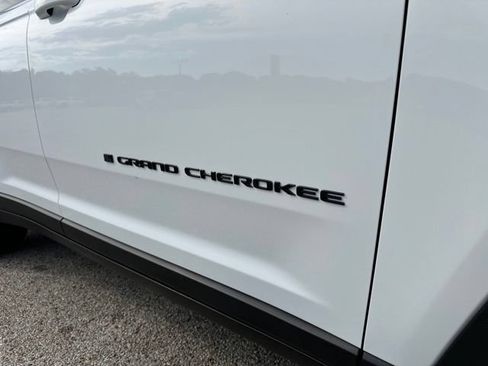 Used 2024 Jeep Grand Cherokee Altitude RWD image 50