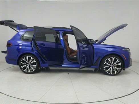 Used 2025 BMW X7 M60i image 9