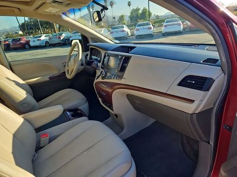 Used 2013 Toyota Sienna XLE w/ Premium Pkg image 10