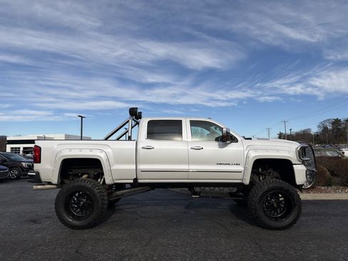 Used 2019 GMC Sierra 2500 Denali w/ Duramax Plus Package image 4