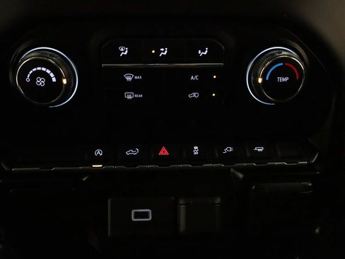 Used 2020 Chevrolet Silverado 1500 Custom w/ Custom Convenience Package RWD image 11