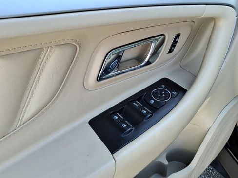 Used 2018 Ford Taurus SE image 7