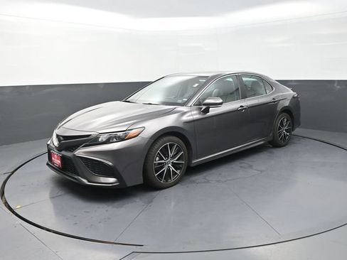 Used 2024 Toyota Camry SE FWD image 3
