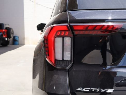 Used 2025 Ford Explorer Active RWD image 10