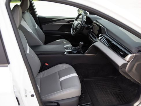 Used 2025 Toyota Camry SE AWD/4WD image 25