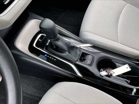 Used 2021 Toyota Corolla LE image 16