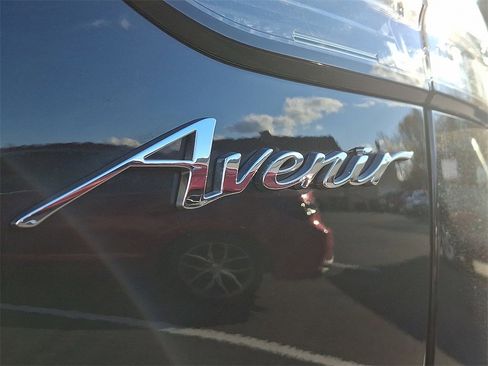 Used 2023 Buick Envision Avenir image 35