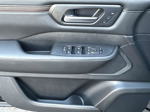 New 2025 Nissan Armada SL w/ Captain's Chari Seat Package image 8