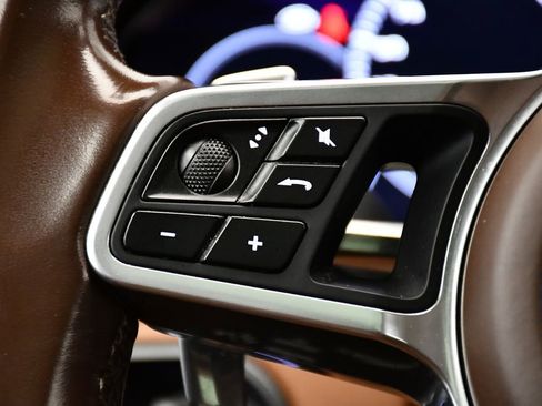 Used 2023 Porsche Cayenne Platinum Edition image 28