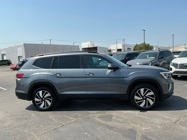 Used 2025 Volkswagen Atlas SE FWD image 2