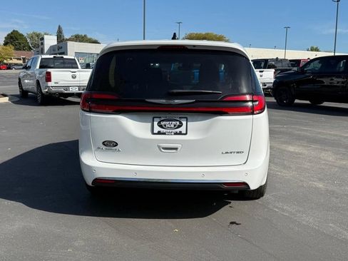 Used 2024 Chrysler Pacifica Limited FWD image 5