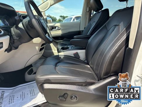 Certified 2023 Chrysler Pacifica Touring-L FWD image 7