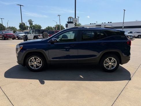 Used 2023 GMC Terrain SLE w/ Driver Convenience Package FWD image 11