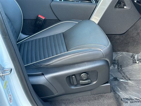 Used 2023 Land Rover Discovery Metropolitan Edition image 13