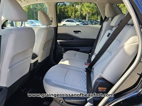 Used 2022 Nissan Pathfinder SV image 4