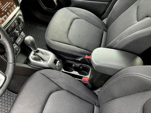 Used 2023 Jeep Renegade Latitude w/ Premium Group image 15