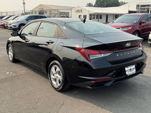 Used 2021 Hyundai Elantra SE FWD image 3