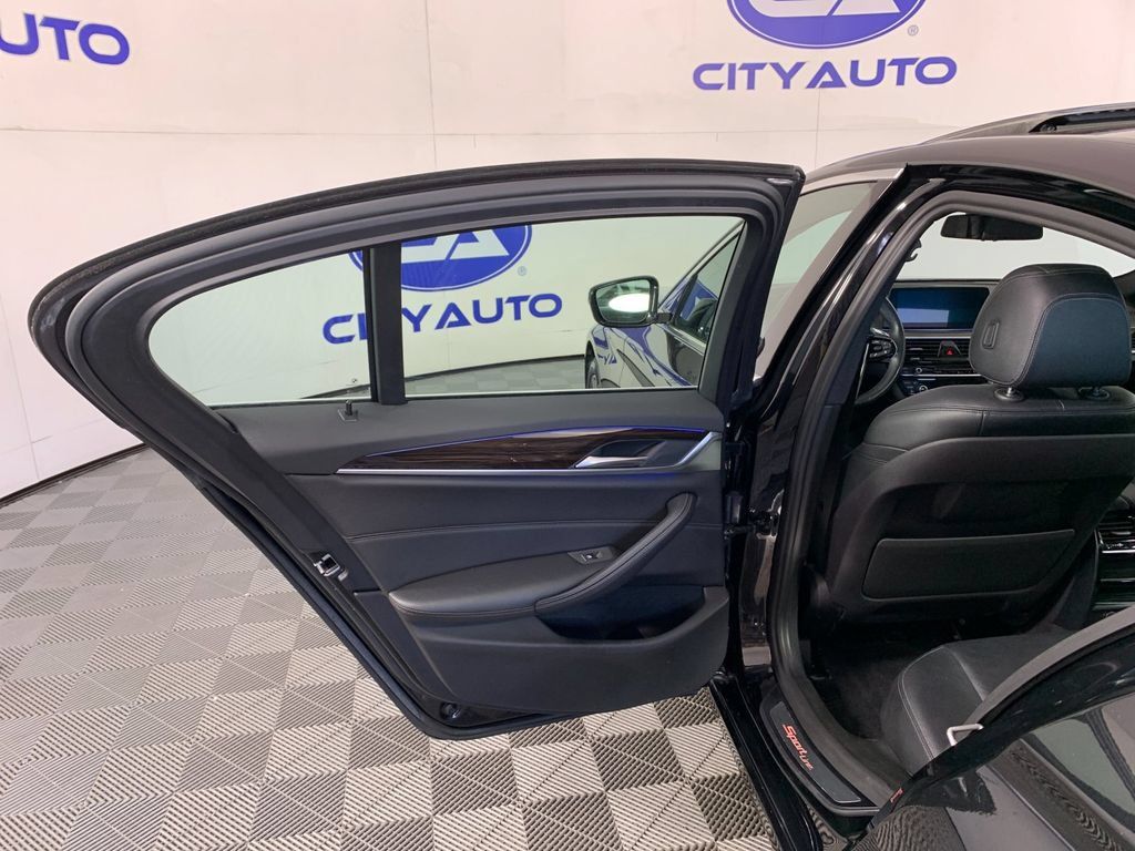 Used 2018 BMW 530i xDrive AWD/4WD image 30