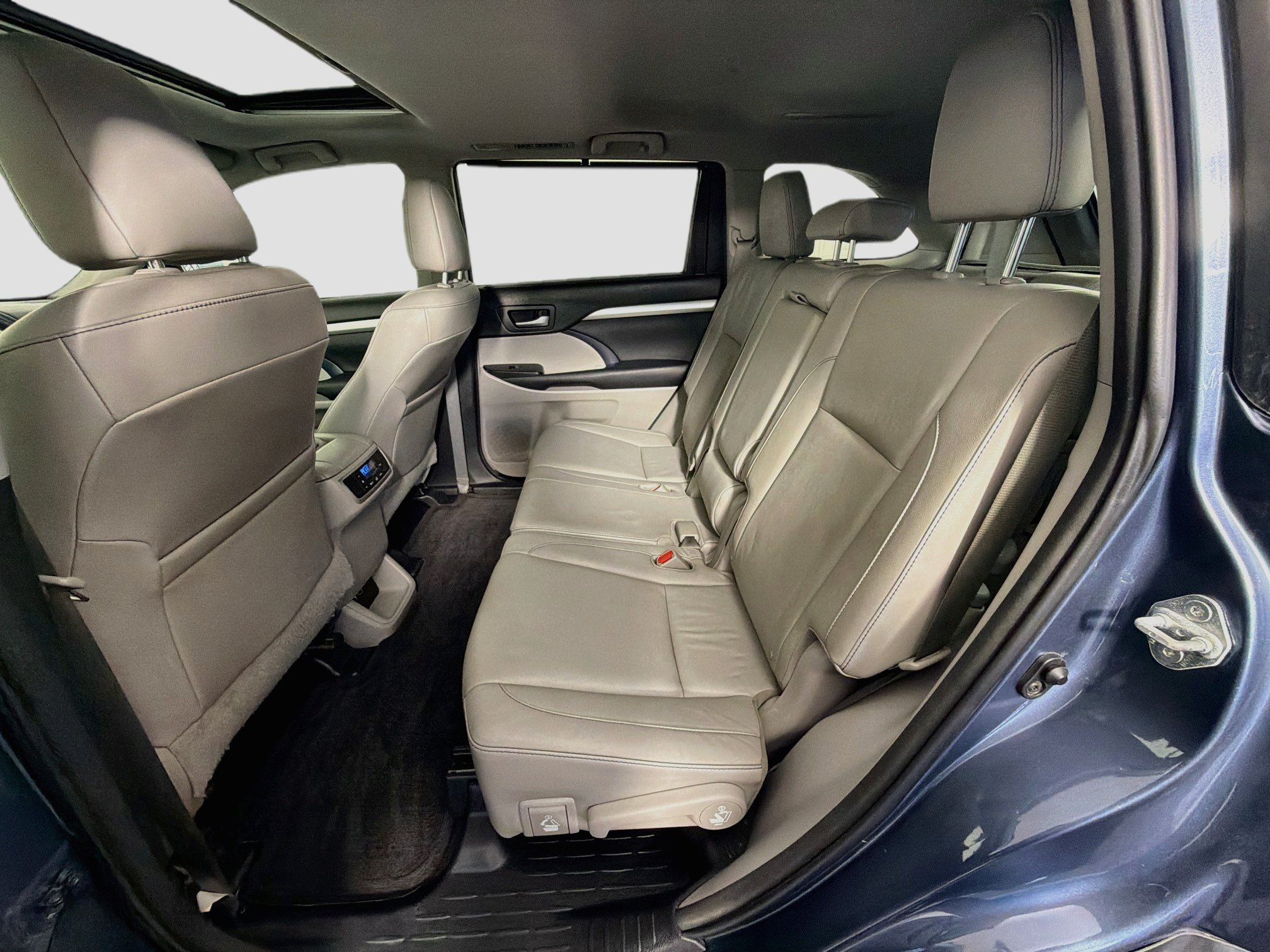 Used 2015 Toyota Highlander XLE FWD image 29