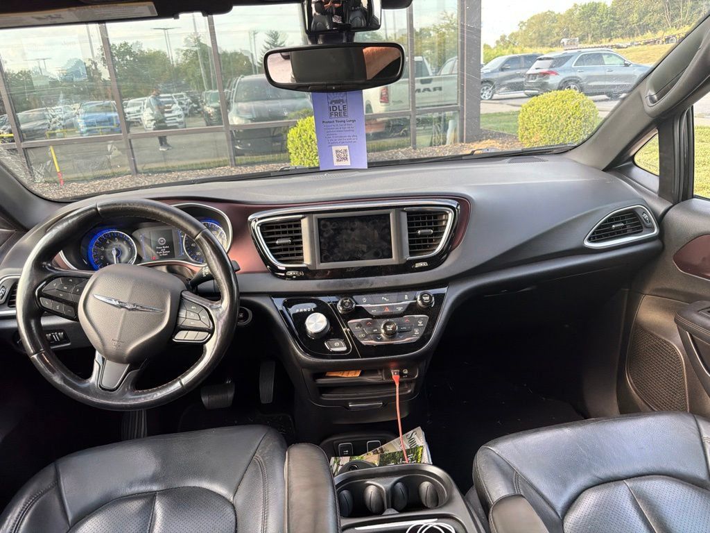 Used 2020 Chrysler Pacifica Touring-L FWD image 7