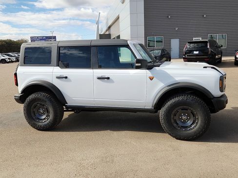 New 2025 Ford Bronco Badlands image 5