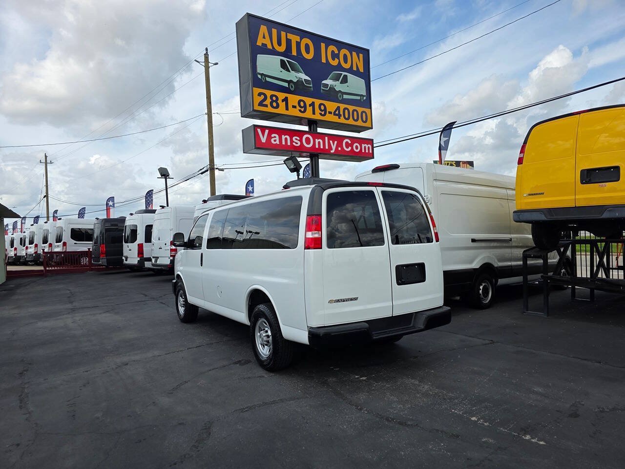 Used 2024 Chevrolet Express 3500 LS RWD image 2