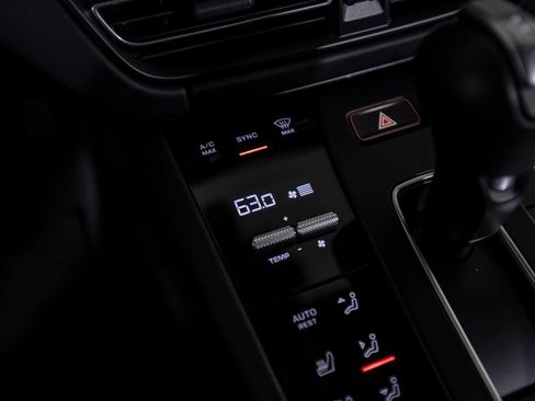 Used 2025 Porsche Macan AWD/4WD image 31