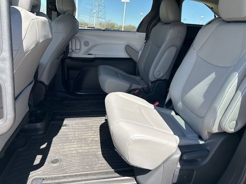 Used 2025 Toyota Sienna XLE w/ XLE Plus Package image 9