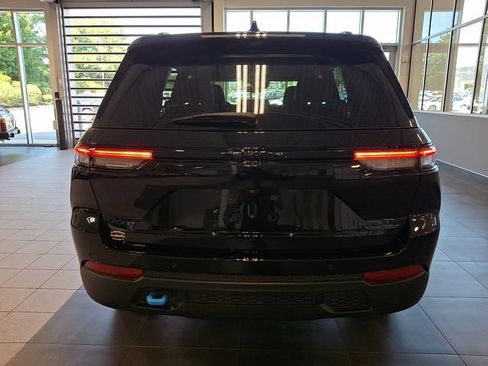 Used 2023 Jeep Grand Cherokee Trailhawk w/ Luxury Tech Group III AWD/4WD image 5