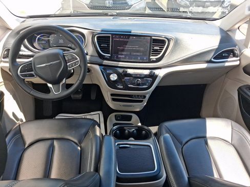 Used 2023 Chrysler Pacifica Touring-L FWD image 12