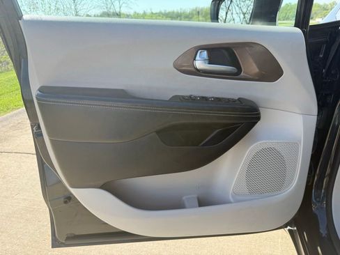 Used 2022 Chrysler Voyager LX FWD image 23