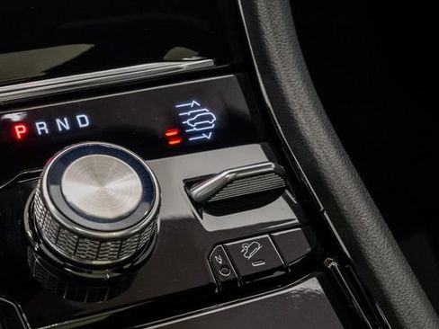Certified 2022 Jeep Grand Cherokee Overland w/ Luxury Tech Group IV AWD/4WD image 31