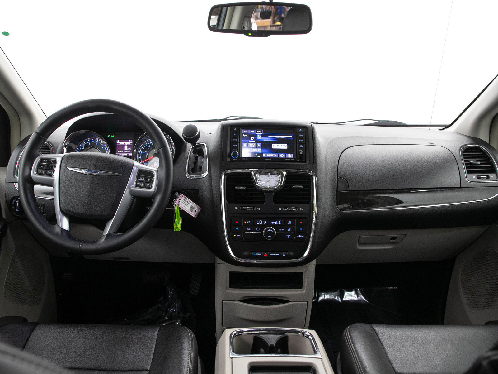 Used 2013 Chrysler Town & Country Touring FWD image 19