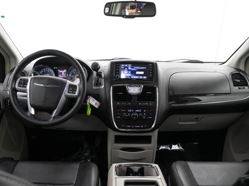 Used 2013 Chrysler Town & Country Touring FWD image 19
