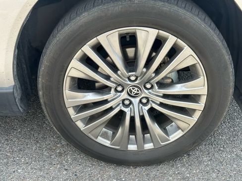 Used 2023 Toyota Venza Limited AWD/4WD image 15