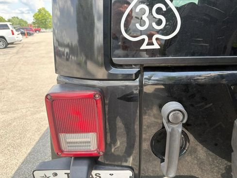 Used 2014 Jeep Wrangler Unlimited Rubicon w/ Connectivity Group AWD/4WD image 13