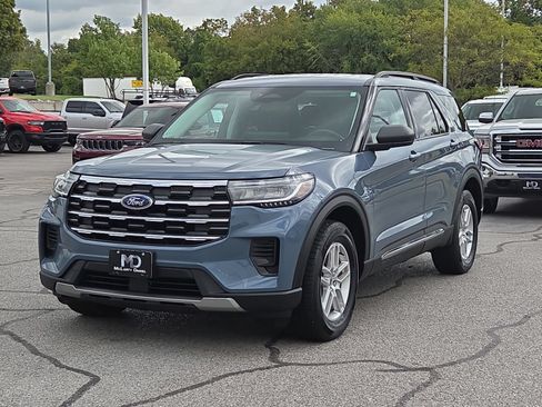Used 2025 Ford Explorer Active AWD/4WD image 3
