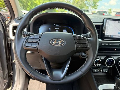 Used 2024 Hyundai Venue Limited FWD image 7