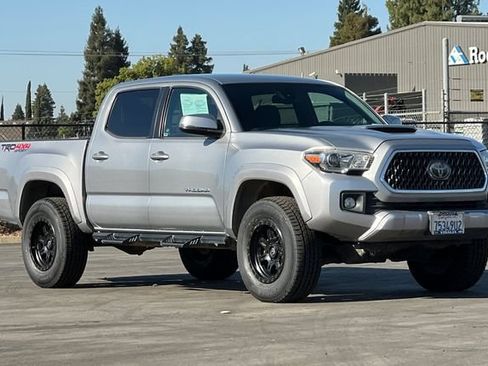 Used 2019 Toyota Tacoma TRD Sport w/ Technology Package AWD/4WD image 2