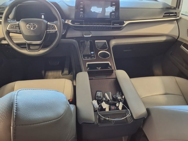 Used 2022 Toyota Sienna XLE AWD/4WD image 9