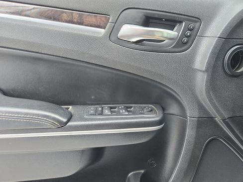 Used 2019 Chrysler 300 Limited image 24