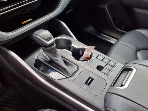 Used 2023 Toyota Highlander XLE FWD image 8