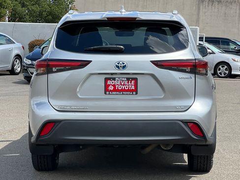Certified 2024 Toyota Highlander XLE AWD/4WD image 8