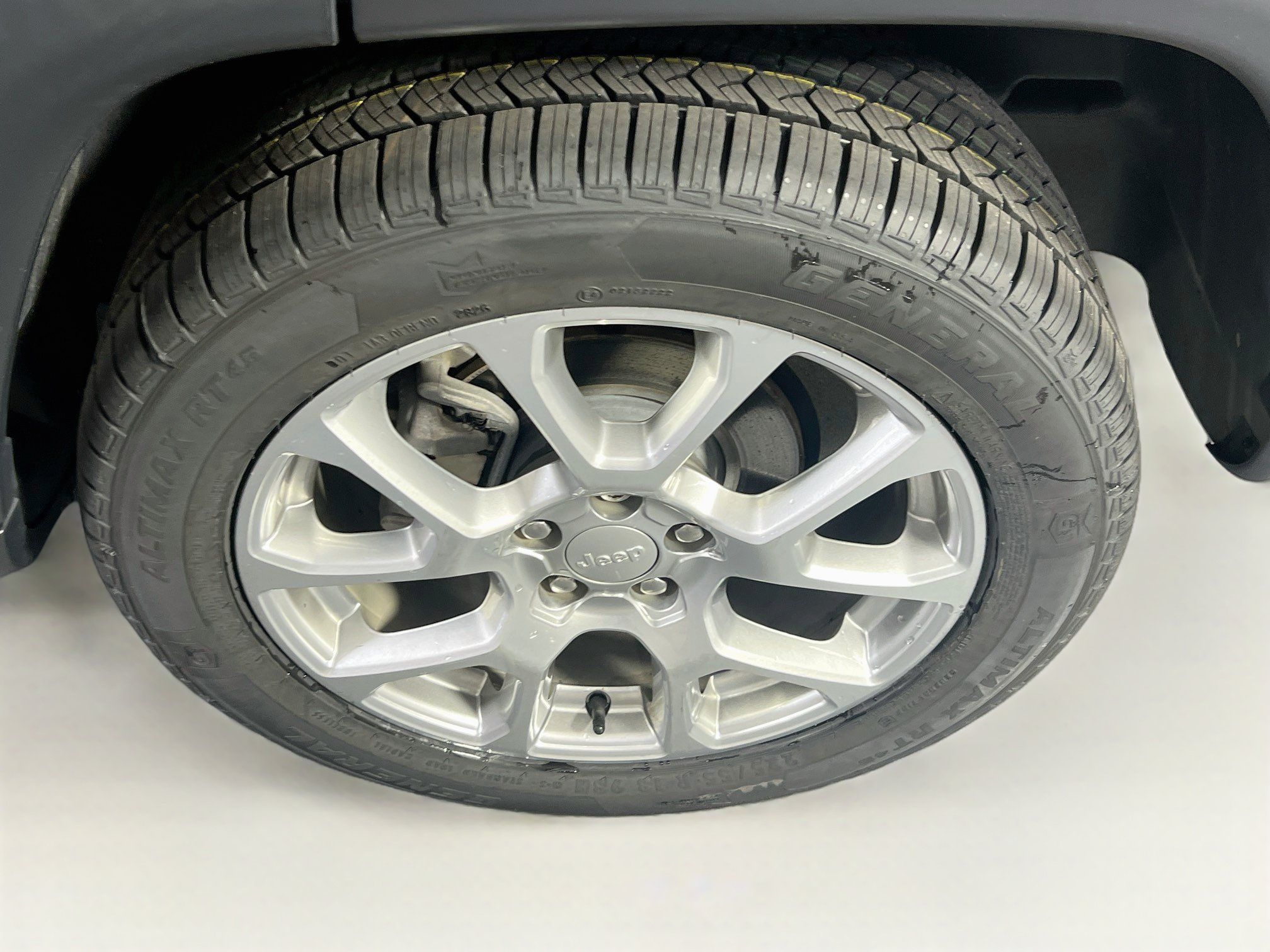 Used 2023 Jeep Compass Latitude w/ Sun and Sound Group AWD/4WD image 31
