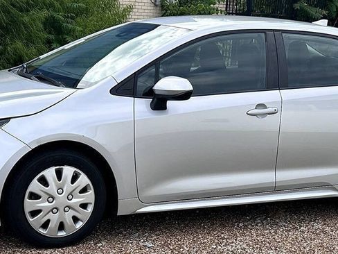 Used 2021 Toyota Corolla LE FWD image 3