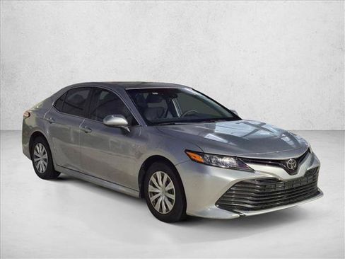 Used 2018 Toyota Camry FWD image 3