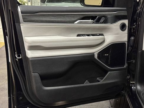 Used 2024 Jeep Wagoneer Series III w/ Premium Group I image 20